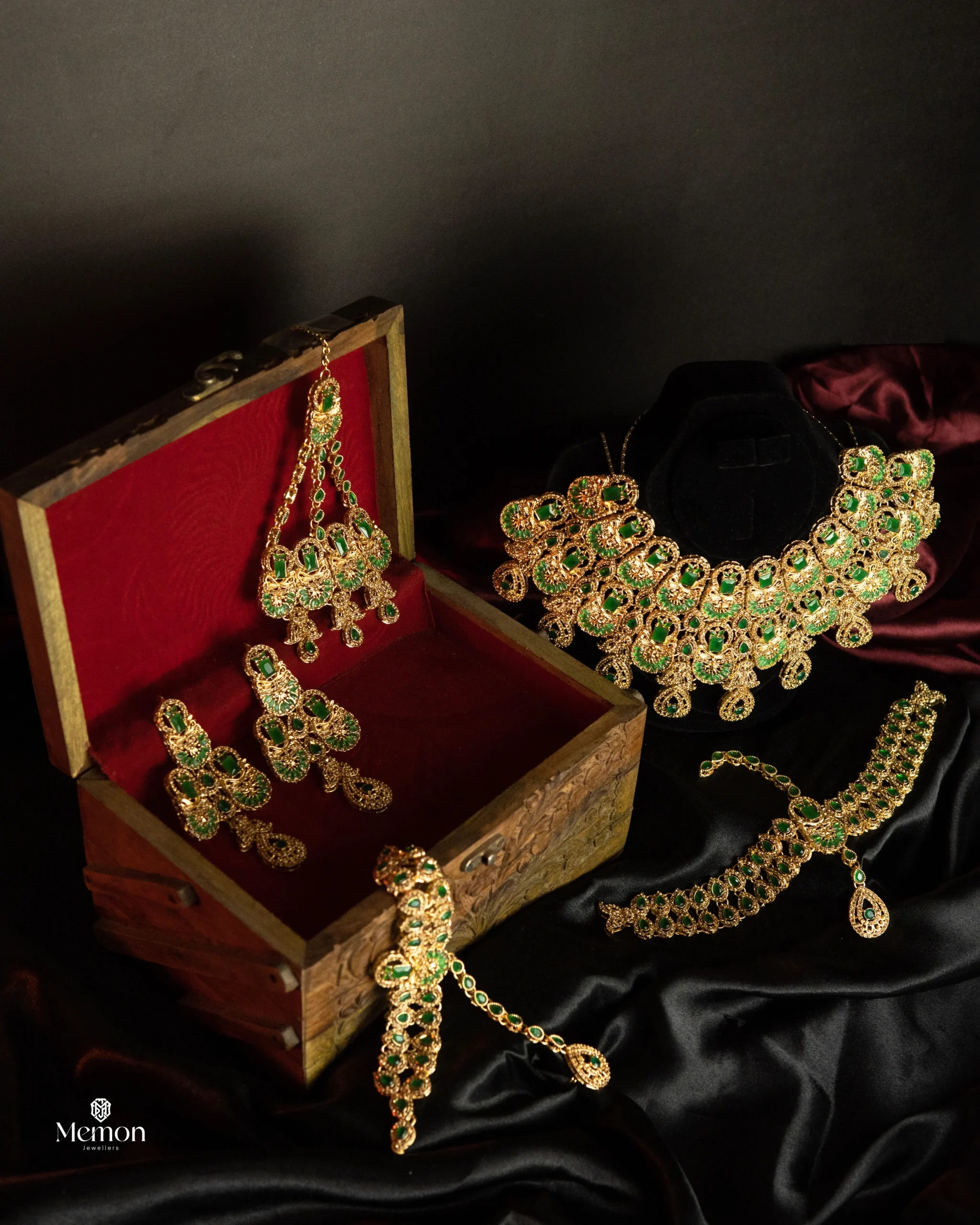 emerald-green-stone-mehraab-bridal-set